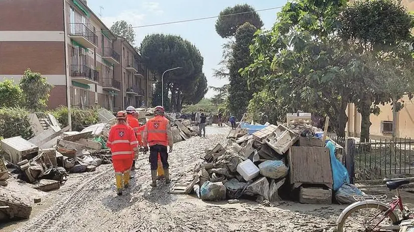 I quartieri di Faenza percorsi da fango e mobili. Le foto sono state scattate dai volontari bresciani Cisom
