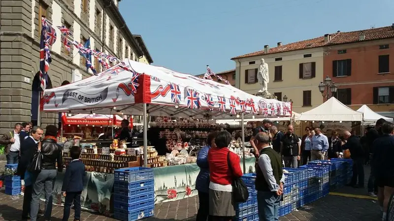 Uno stand allestito a Iseo in un'edizione passata del Mercato Europeo - © www.giornaledibrescia.it