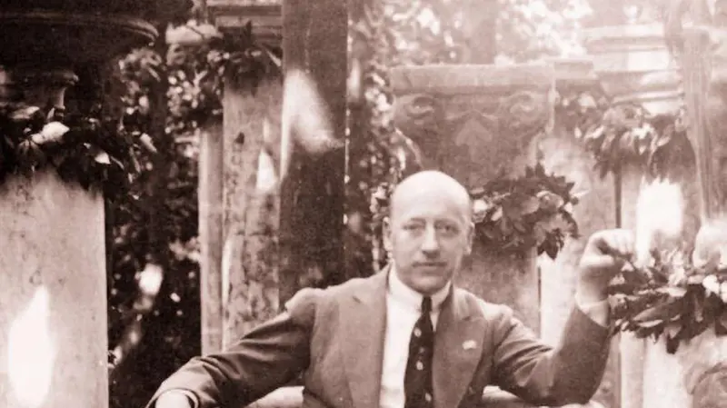 Gabriele D'Annunzio sulla copertina del libro edito da Rizzoli