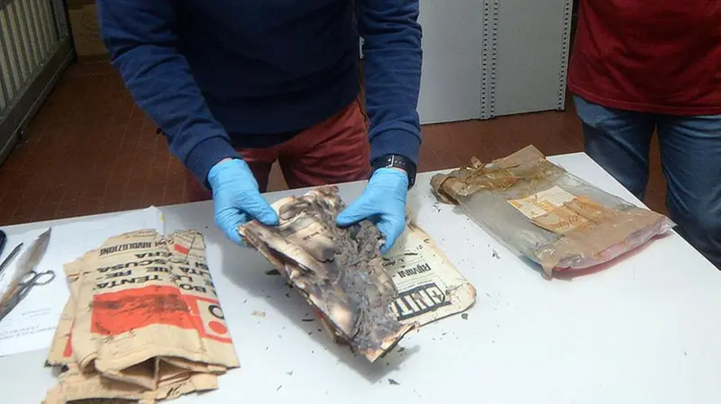 Le copie della rivista Anno Zero che erano sulla Vespa di Ferrari - Foto Marco Ortogni Neg © www.giornaledibrescia.it