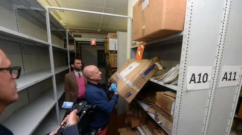 Andrea Cittadini e Fabrizio Meli nel caveau del tribunale - Foto Marco Ortogni Neg © www.giornaledibrescia.it