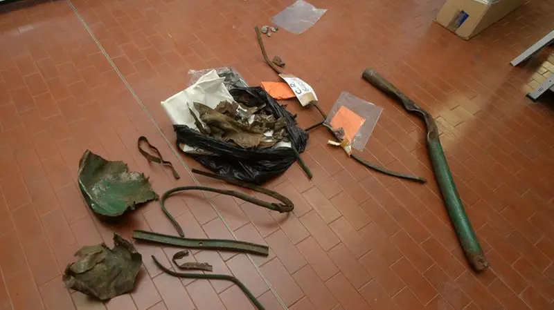 Il cestino che conteneva la bomba della Strage di piazza della Loggia - Foto Marco Ortogni Neg © www.giornaledibrescia.it