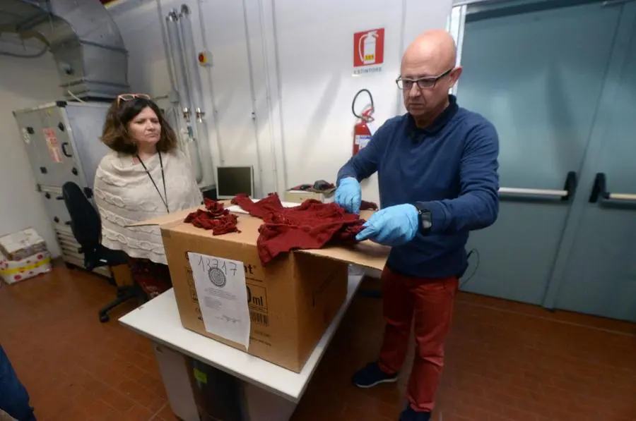 Il maglione di una delle vittime della Strage - Foto Marco Ortogni Neg © www.giornaledibrescia.it