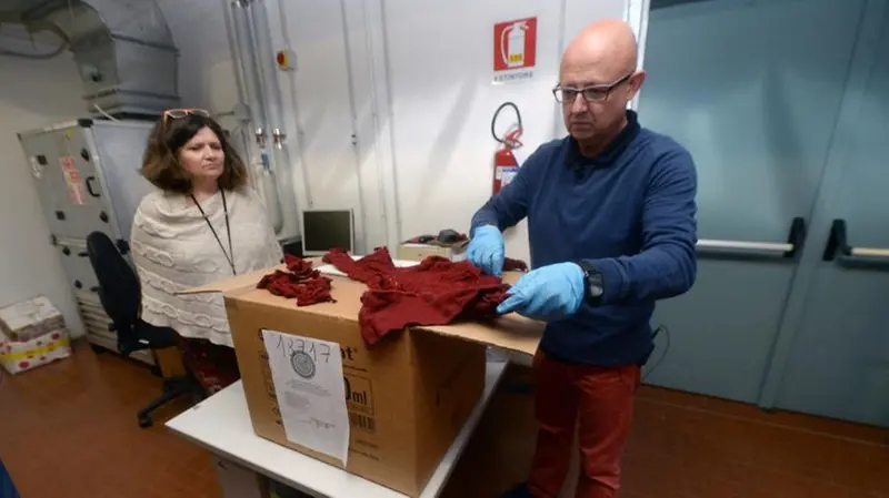 Il maglione di una delle vittime della Strage - Foto Marco Ortogni Neg © www.giornaledibrescia.it