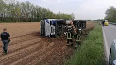 Il camion rovesciato in un campo lungo la Sp469 a Pontoglio