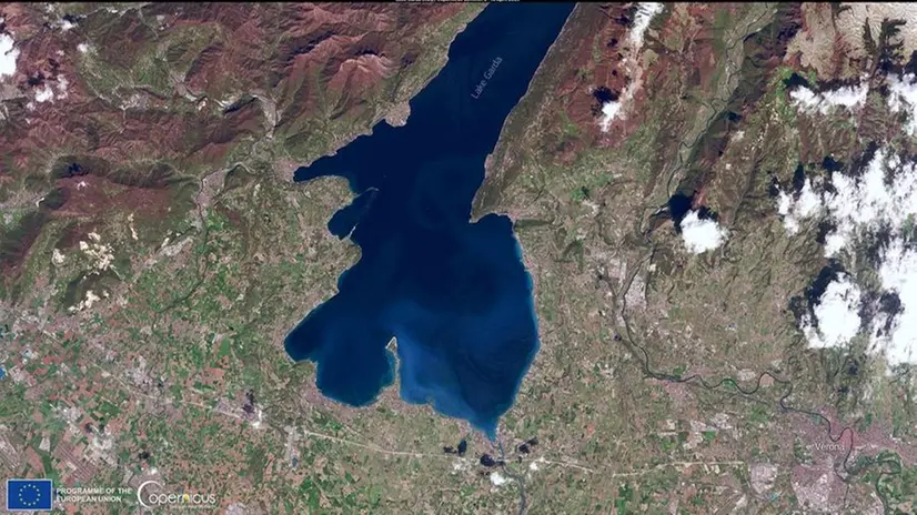 Il lago di Garda fotografato da un satellite di Copernicus il 16 aprile - Credit: European Union, Copernicus Sentinel-2 imagery