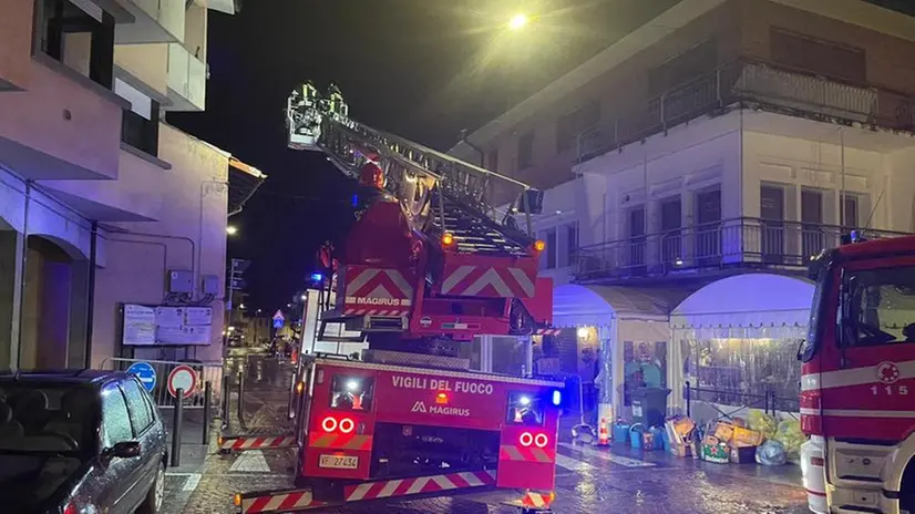 L'intervento dei Vigili del fuoco a Pontoglio per un cornicione crollato
