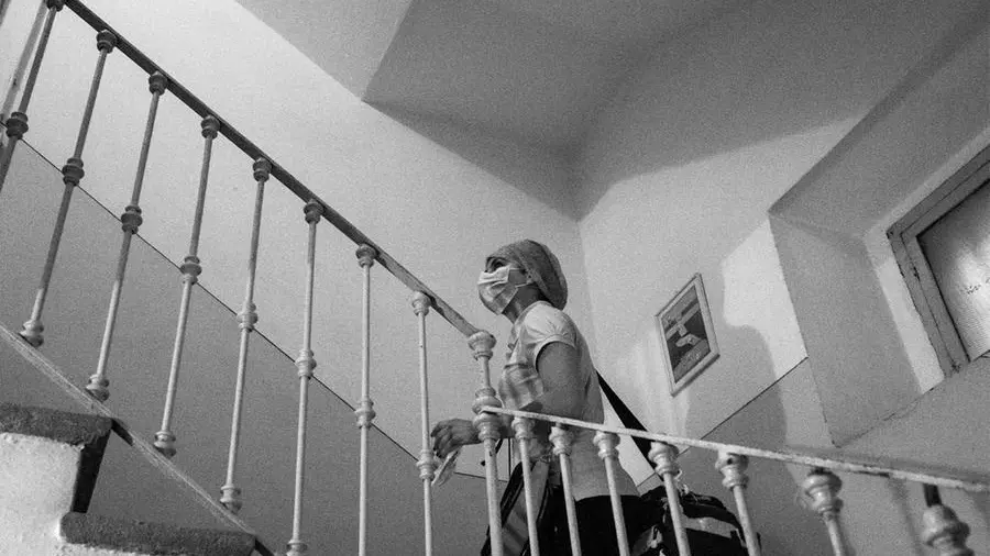 Un’infermiera libera professionista si reca a casa di un paziente per l’assistenza domiciliare © www.giornaledibrescia.it