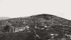 Questa ripresa fotografica, realizzata negli anni Venti dal Colle Cidneo, raffigura il paesaggio sulle pendici della Maddalena da Rebuffone fino a Ponte Alto