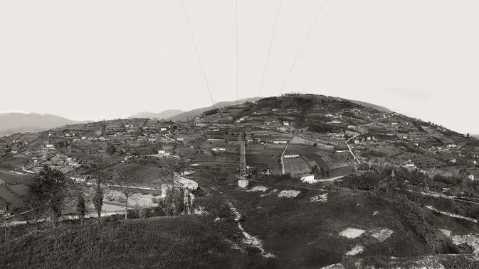 Questa ripresa fotografica, realizzata negli anni Venti dal Colle Cidneo, raffigura il paesaggio sulle pendici della Maddalena da Rebuffone fino a Ponte Alto