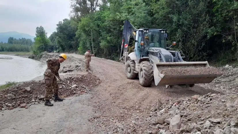 Alluvione in Emilia Romagna, personale dell'Esercito al lavoro lungo un argine - Foto Ansa © www.giornaledibrescia.it