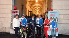 Il gruppo di ciclisti avisini in piazzale Arnaldo - Gabriele Strada /Neg © www.giornaledibrescia.it