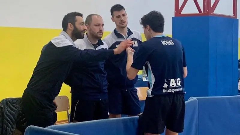 I compagni supportano Moras durante un match - © www.giornaledibrescia.it