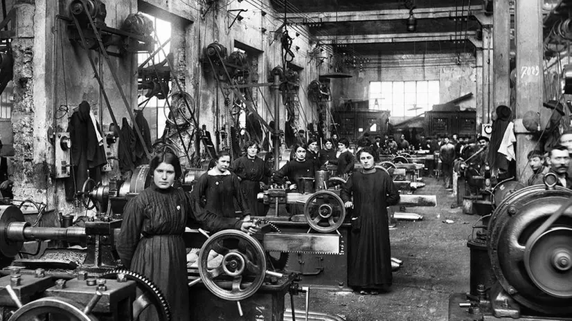 Uomini, donne e ragazzi nella sezione tornitura dell’opificio Franchi Gregorini - Foto Archivio Negri