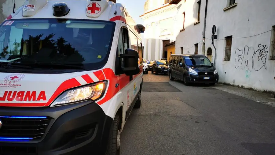 I soccorsi fuori dall'oratorio di Fiumicello dove è avvenuta l'aggressione a bottigliate