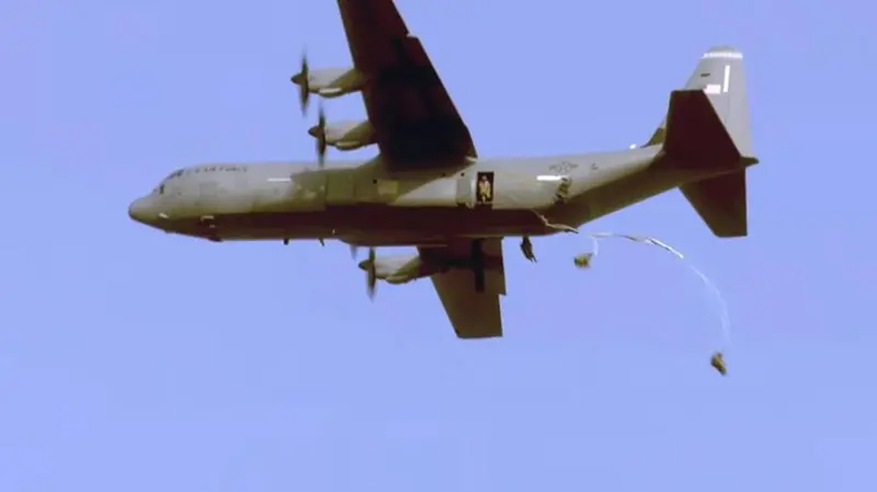 Un C130J Hercules dell'86th Airlift Wing statunistense durante un aviolancio di paracadutisti - immagine tratta da YouTube