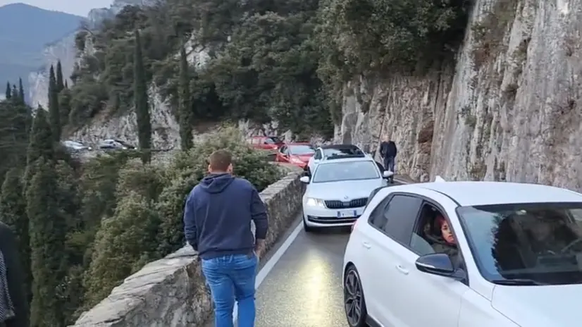 Un fermo immagine del video dell'ingorgo sulla Strada della Forra