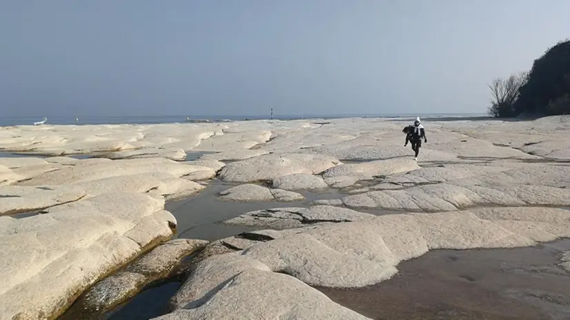 La spiaggia Jamaica di Sirmione a secco: il lago basso fa affiorare le rocce