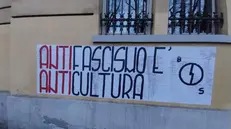 Lo striscione di Blocco Studentesco fuori dal Calini a marzo - Foto da Twitter Anpi