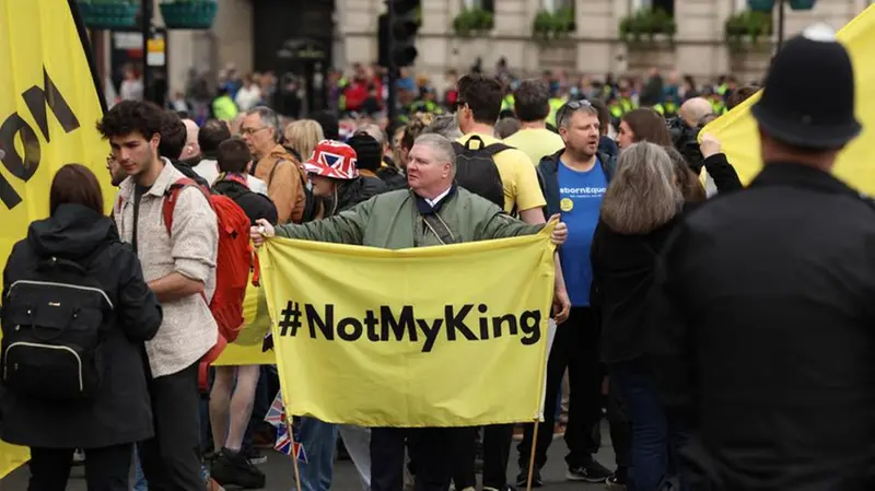 Uno striscione di protesta #NotMyKing - Foto Epa © www.giornaledibrescia.it