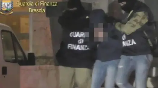 Uno degli arresti, nel video della GdF - Foto © www.giornaledibrescia.it