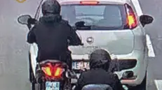 Una ripresa della videosorveglianza che immortala i presunti rapinatori sugli scooter - Foto diffusa dalla Questura di Brescia