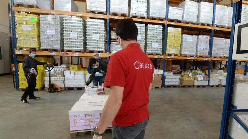 Solidarietà: gli aiuti alimentari della Caritas ai poveri © www.giornaledibrescia.it