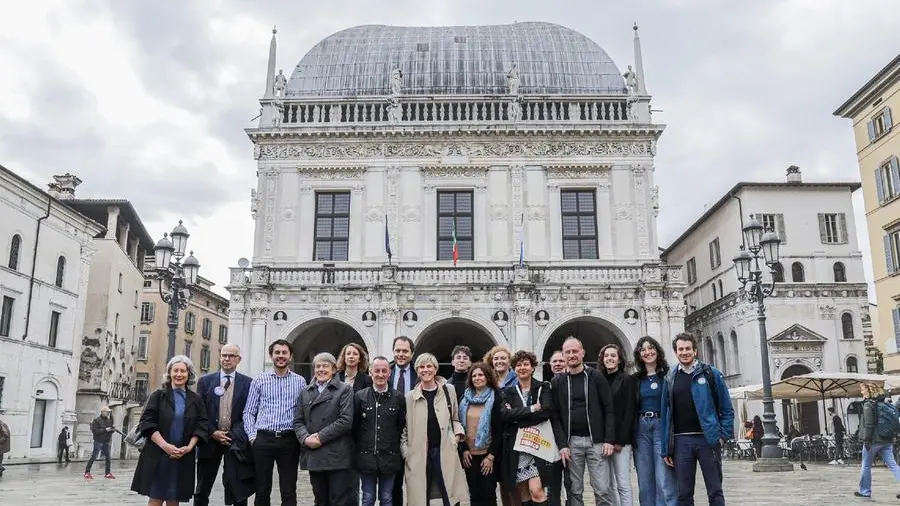 Castelletti e Manzoni con i rappresentati delle 8 liste di centrosinistra - © www.giornaledibrescia.it