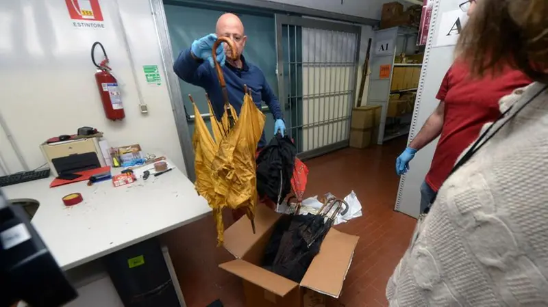 Gli ombrelli delle persone che erano in piazza Loggia il 28 maggio 1974 - Foto Marco Ortogni Neg © www.giornaledibrescia.it