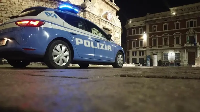 Una Volante della Polizia in centro - © www.giornaledibrescia.it