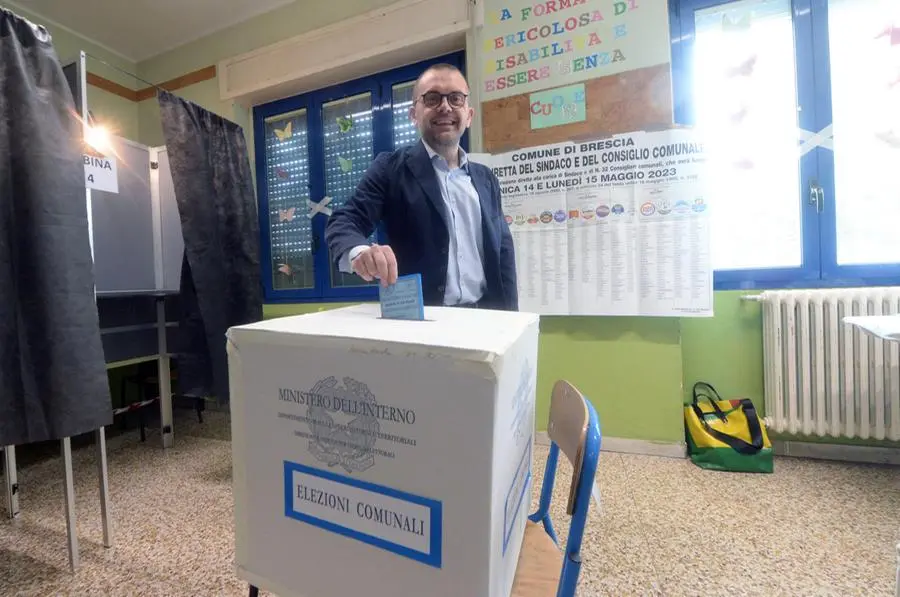 Il candidato sindaco Fabio Rolfi al seggio elettorale