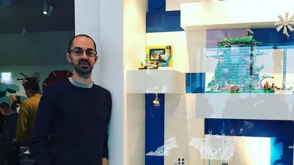 Davide Sacramati accanto alla sua creazione esposta in Danimarca - Foto tratta dal profilo Instagram abrickdreamer