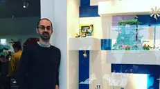 Davide Sacramati accanto alla sua creazione esposta in Danimarca - Foto tratta dal profilo Instagram abrickdreamer