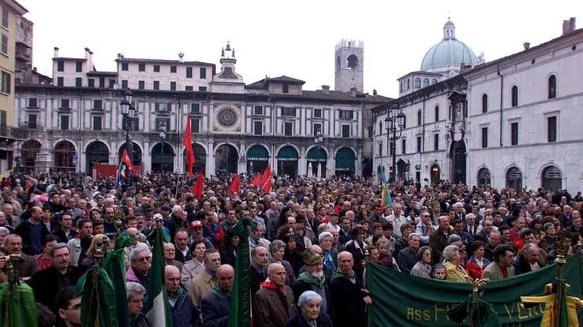 Una manifestazione del 25 Aprile in piazza Loggia - Foto © www.giornaledibrescia.it