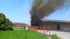 L'autocarro ha preso fuoco vicino a un supermercato di Quinzano