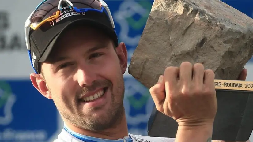 Sonny Colbrelli con il trofeo della Parigi-Roubaix