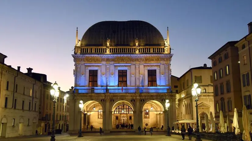 Palazzo Loggia illuminato di blu