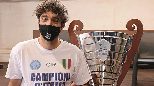Capitan Presciutti con la Coppa dopo la conquista dello scudetto