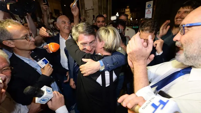 L'abbraccio con Laura Castelletti dopo la rielezioni nel 2018