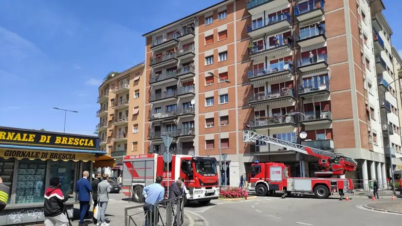 I Vigili del Fuoco in via Repubblica Argentina -  Foto © www.giornaledibrescia.it