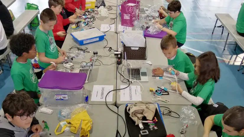 Bambini impegnati nella competizione di  «WROKend»