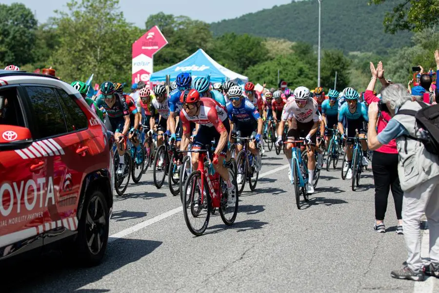 La partenza della 16esima tappa del Giro d'Italia a Vobarno