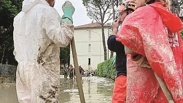 Nel fango con le pale - © www.giornaledibrescia.it