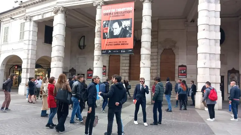 Fan in attesa di entrate al Teatro Grande per la serata con Quentin Tarantino
