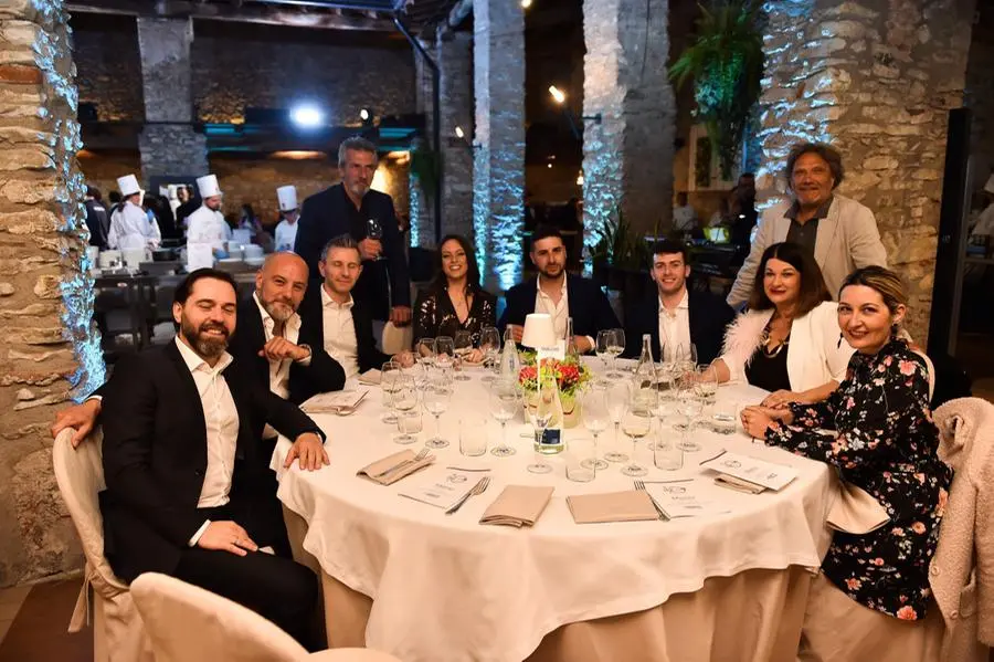 Uno dei tavoli ospiti della serata - Foto New Reporter Favretto e Checchi © www.giornaledibrescia.it