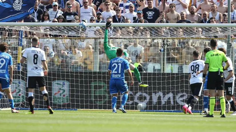 Un momento della sfida al Tardini - © www.giornaledibrescia.it