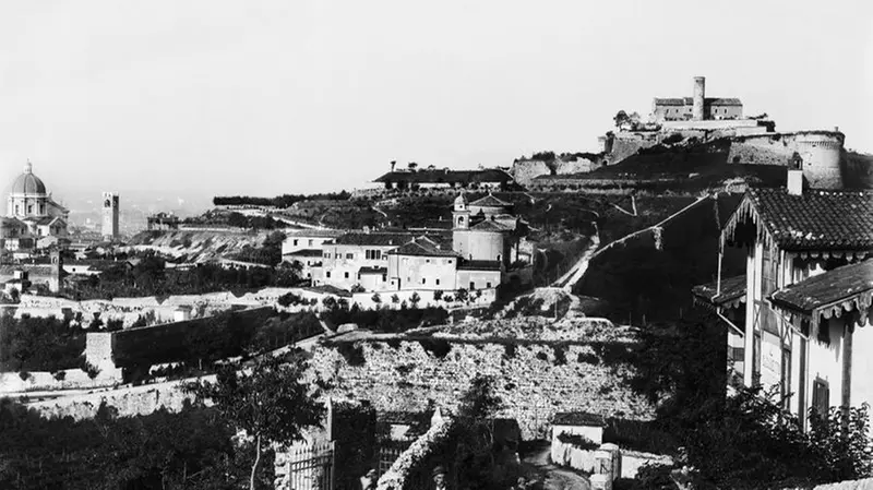 A destra il Casinetto svizzero, a sinistra l’accesso al Ronco Squassina, 1910 circa - Studio Fotografico Negri