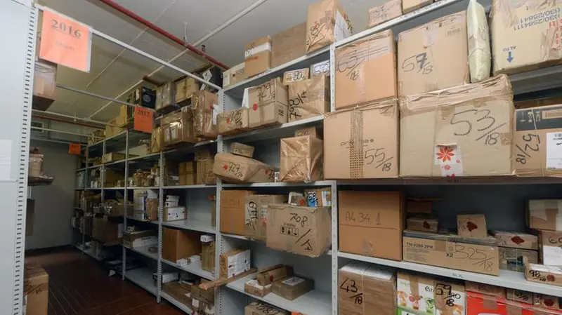 Gli scaffali con i pacchi catalogati - Foto Marco Ortogni Neg © www.giornaledibrescia.it