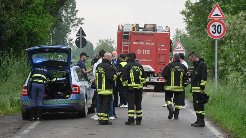 Vigili del fuoco sul luogo dell'incidente ad Azzano - Foto Gabriele Strada Neg © www.giornaledibrescia.it