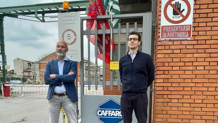 Alessandro Lucà e Ferdinando Alberti all'ingresso della Caffaro © www.giornaledibrescia.it